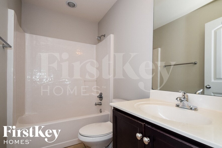 Building Photo - 6659 Woodford Ln