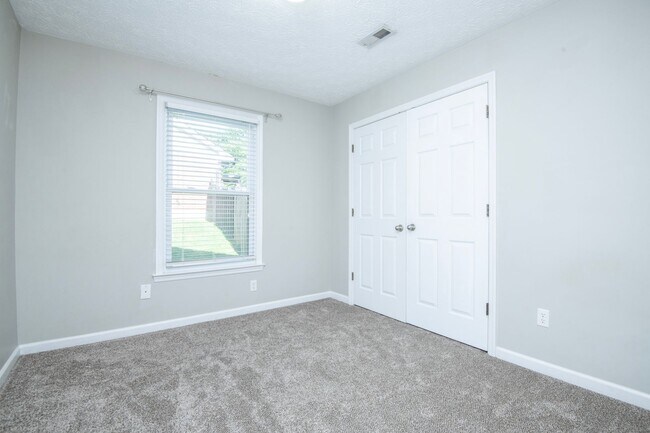 Building Photo - Knoxville 37922 - 3 bedroom, 2 bath with fenced-in yard - Call Susan Niedergeses (865) 300-4722