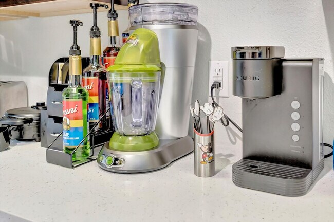 Building Photo - 8303 Palm Pkwy