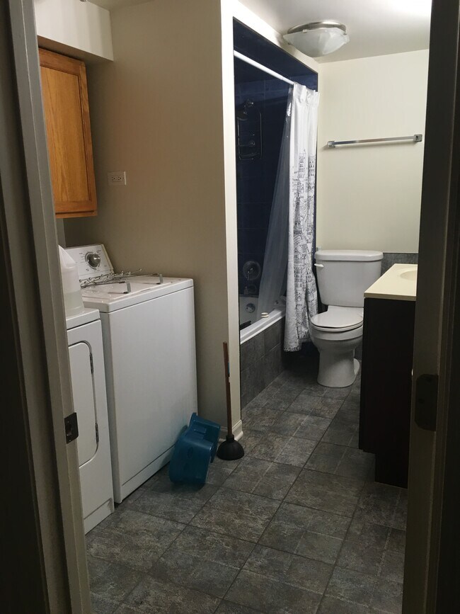 Washer dryer and jetted tub shower - 1505 Monroe St