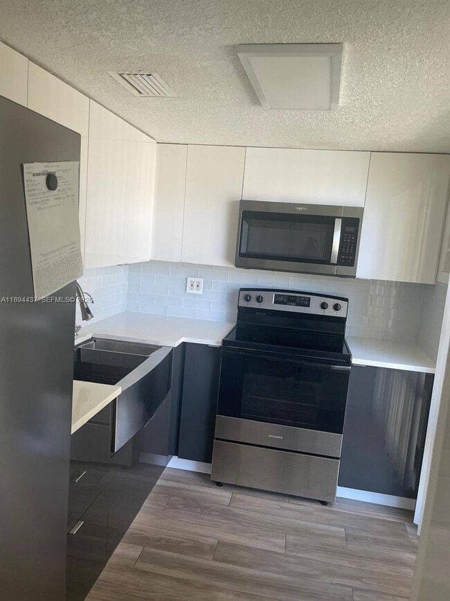 Building Photo - 10 Sheoah Blvd