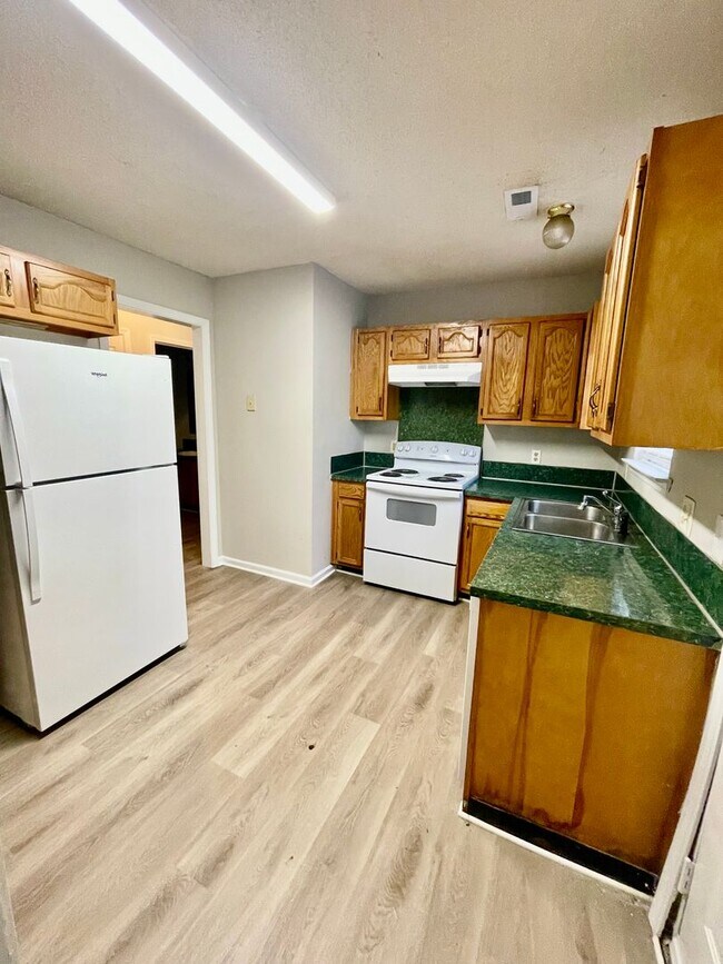 Building Photo - Welcome to this charming 3-bedroom, 2-bathroom home located in the vibrant city of Charlotte, NC.