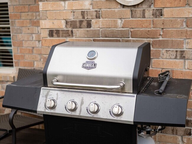 Building Photo - 1802 NW Mustang Ave