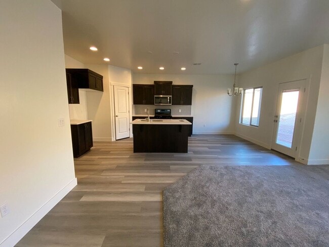 Building Photo - Beautiful 3 Bedroom Single Level Home in S...