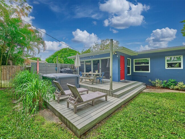 Building Photo - 801 NE 15th St