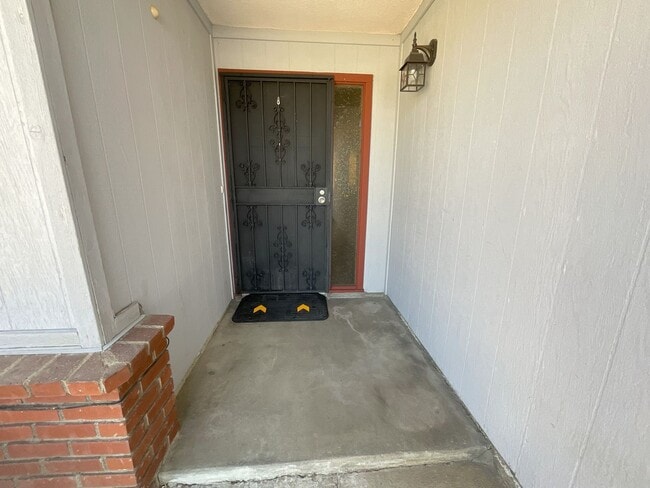 Building Photo - Charming Clovis 3/2 Home with New Solar System * Move-In Bonus! *