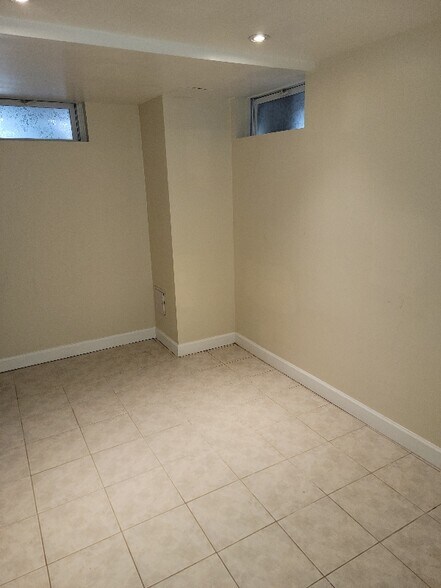 Building Photo - 2712 Urbana Dr