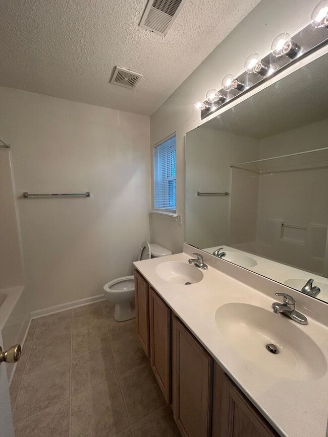 Building Photo - Oak Bluff Townhome