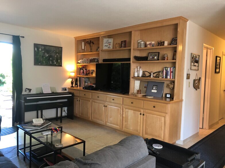 Building Photo - 1064 Fremont St