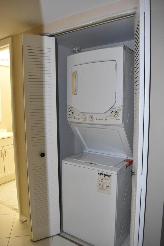 Building Photo - 146 Capri E
