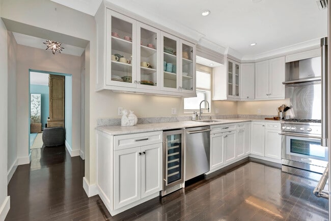 Building Photo - 136 Worth Ct S