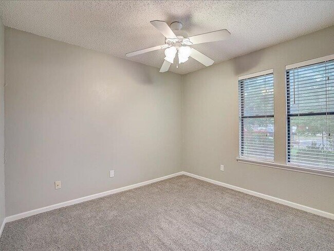 Building Photo - 10906 Meadgreen Ct