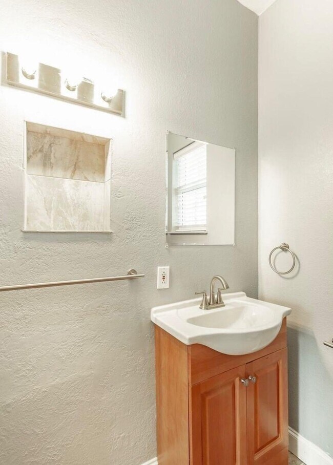 Building Photo - 815 Hamilton Ave