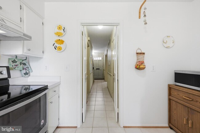 Building Photo - 8350 Glastonbury Ct