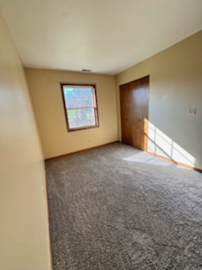 Building Photo - NEW LISTING 2 bed duplex in Albion, IN!