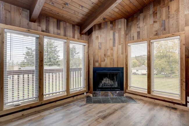 Building Photo - 4 bedroom/2 bath house in Deception Park View