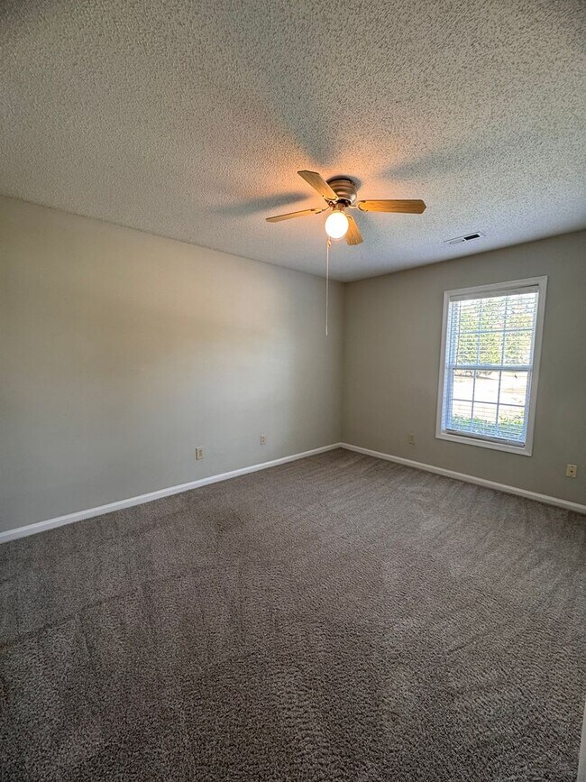 Building Photo - 3BR 2BA One Story Home with Garage