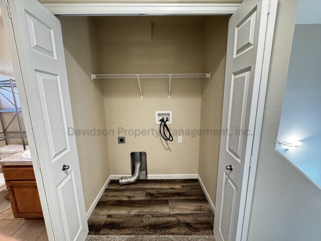 Building Photo - Gorgeous 3 Bedroom Townhouse Near Garden of the Gods