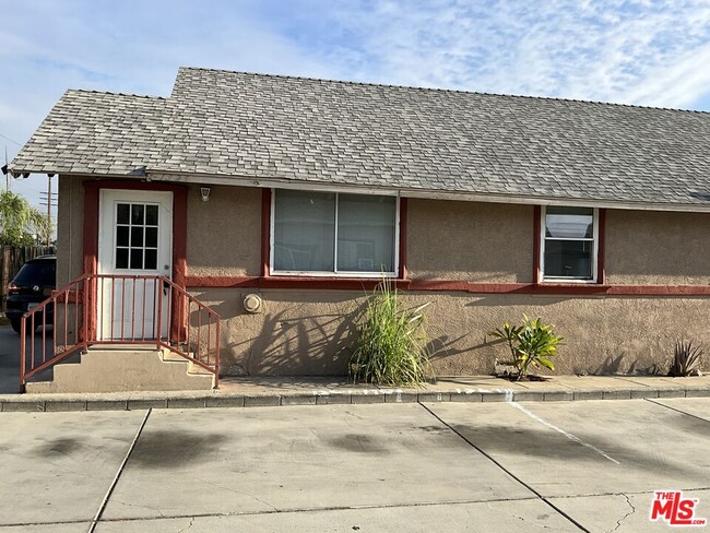 Primary Photo - 1324 N Mt Vernon Ave