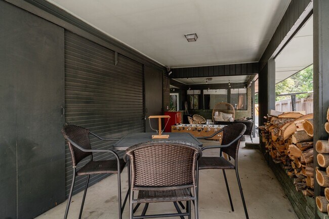 Building Photo - Chic 3BD, 3BA Mid-Century Home in Wheat Ri...