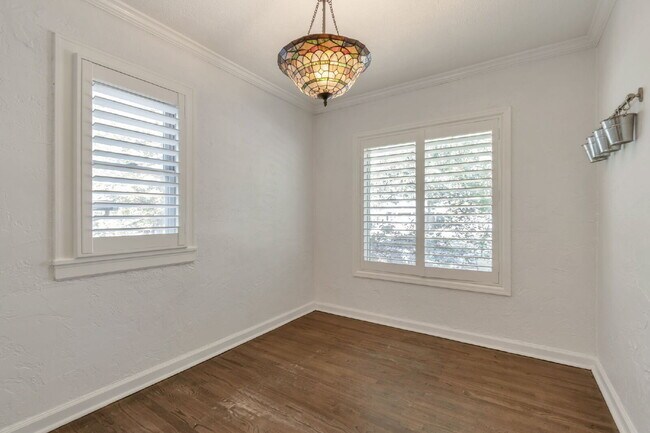 Building Photo - AVAILABLE NOW - Charming Sugar House Bungalow