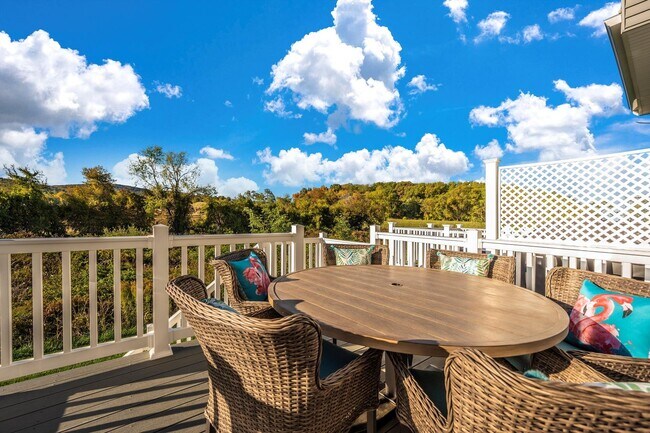 Building Photo - The Enclave At Gambrill View