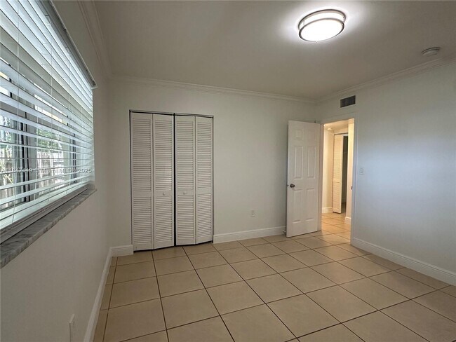 Building Photo - 2536 Van Buren St