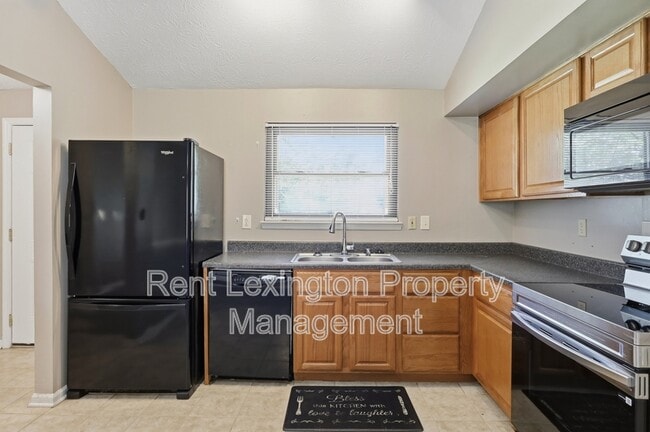 Building Photo - 3352 Featherston Dr