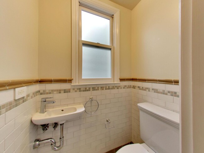 Building Photo - Spacious Four Bedroom Home in Lone Mountain