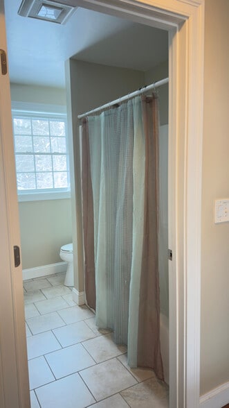 Building Photo - 22 W Shore Park Rd