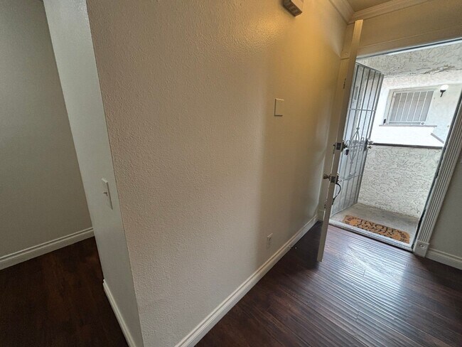 Building Photo - 2 Br/2 Ba. Condo on 2nd fl.