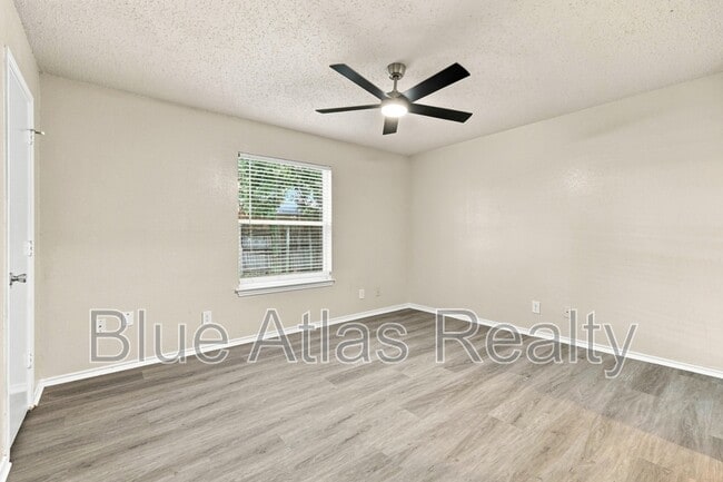 Building Photo - 8133 Foxfire Ln