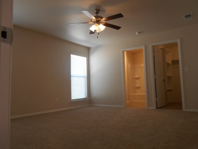 Building Photo - 6 or 12 month lease! Half off first full m...