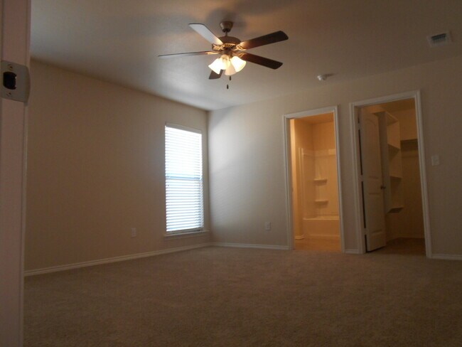 Building Photo - Half off first full month's rent! /Gorgeou...