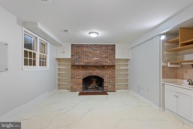 Building Photo - 6800 Melrose Dr