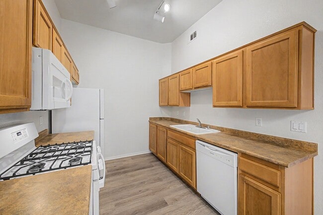 Building Photo - Gated 3 Bedroom condo located just off 215 & Eastern!