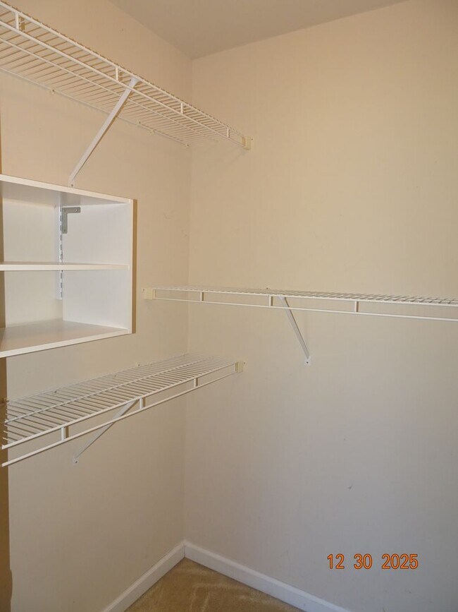 Building Photo - 4 Bedrooms, 3.5 Baths Townhouse