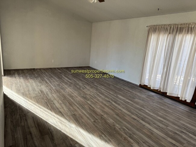 Building Photo - 3 bed, 2 bath