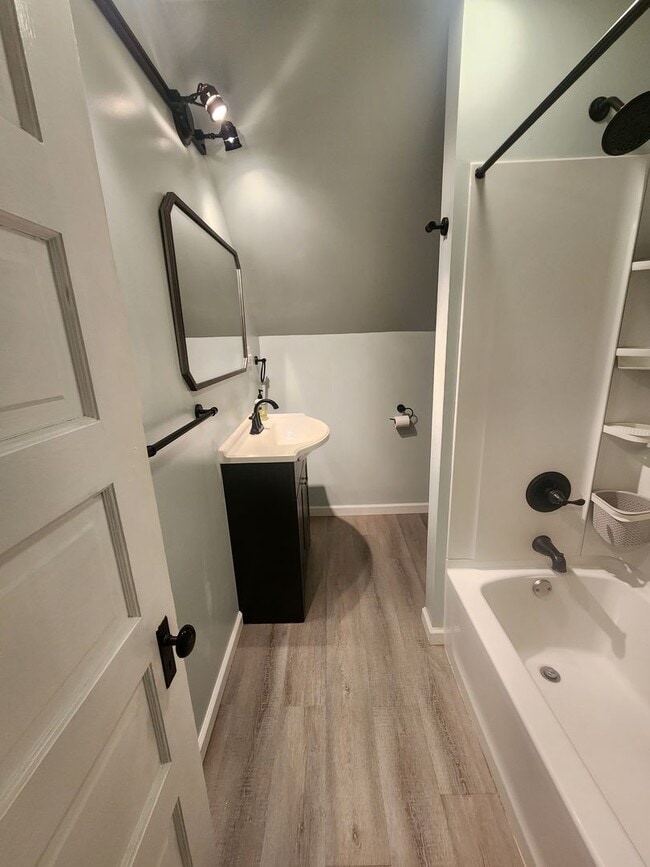 Building Photo - Renovated Private Home