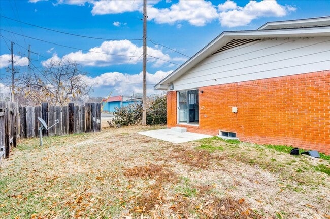 Building Photo - Tri-level Townhome