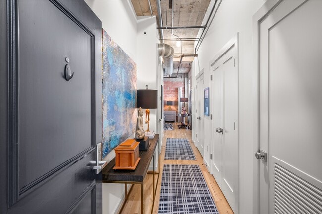 Building Photo - 204 Travis St