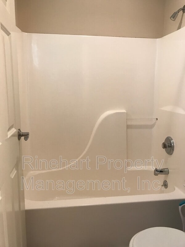 Building Photo - 210 E Main St