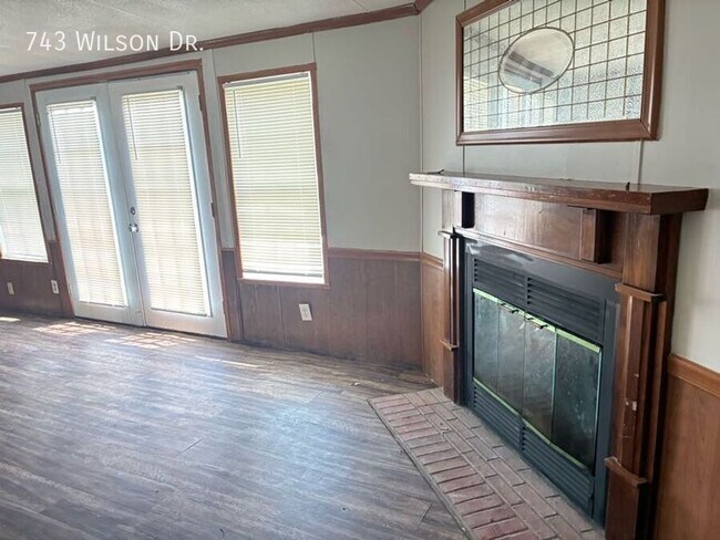 Building Photo - 743 Wilson Dr