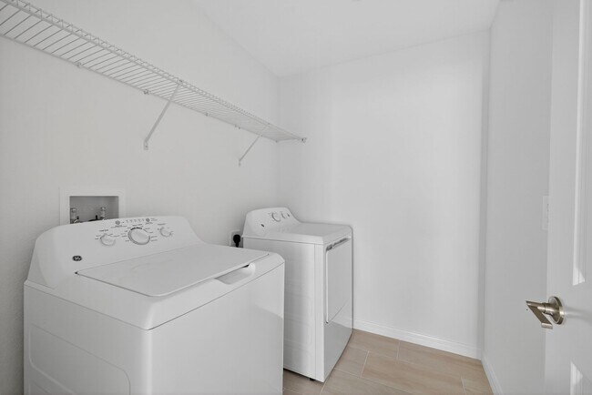 Building Photo - Brand New 6-Bed Available Now!