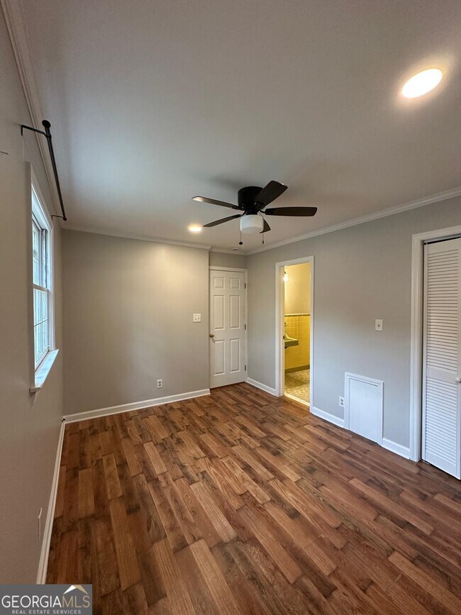 Building Photo - 115 Peyton Rd SW