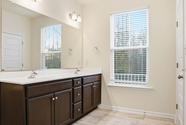 Building Photo - Stylish Townhouse Living in the Heart of Williamsburg