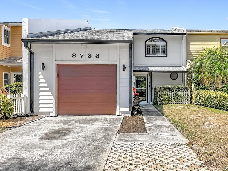 Building Photo - 8733 Bay Pointe Dr