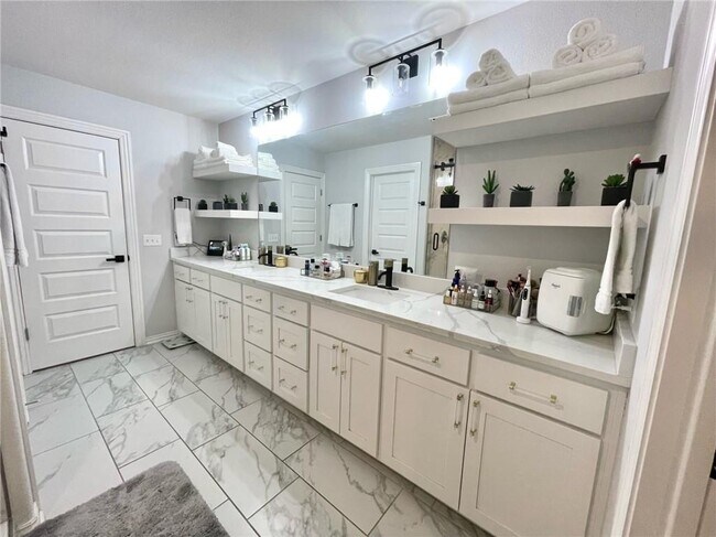 Building Photo - 2014 W Chandler Ave