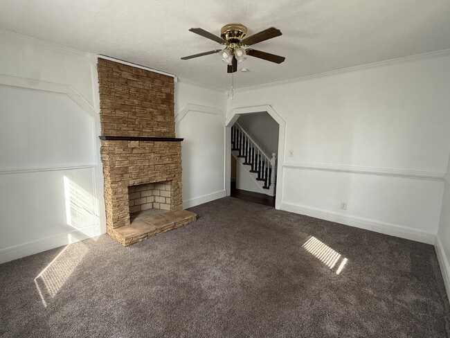 Building Photo - Very Large 3 or 4 bedroom home with nice y...