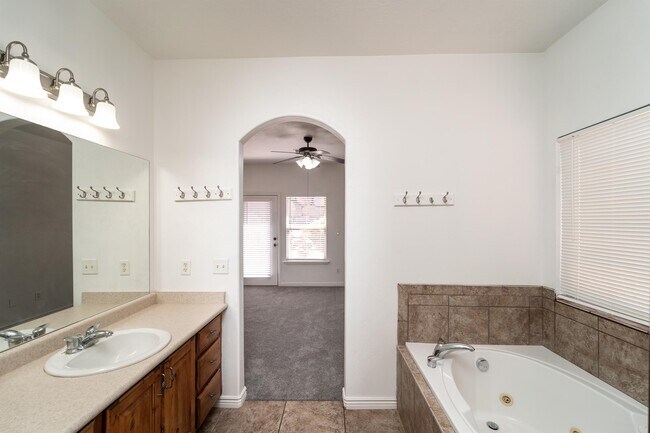 Building Photo - 1210 W Indian Hills Dr